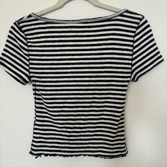 Black and white Abercrombie & Fitch striped crop top - Picture 2 of 4